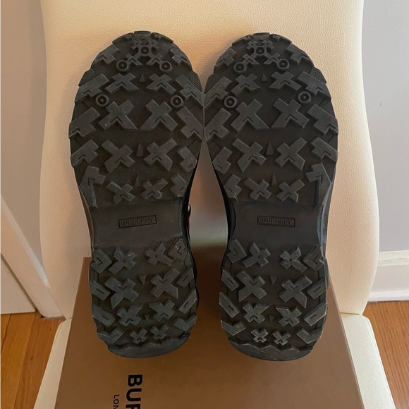 NWT BURBERRY Arthur Low Top Sneakers
Size: EU 38/ US 8 - Picture 6 of 12